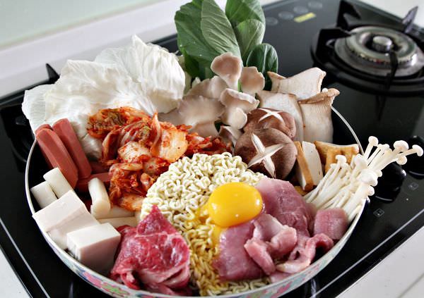 韓國料理，泡菜部隊鍋，部隊鍋，部隊鍋食譜，辛拉麵