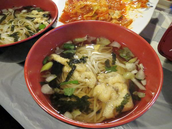 韓國、豬腳定食、宴會麵、辣炒豬肉、紫菜飯糰、部隊鍋